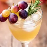 alkoholfreier Herbstlicher Traubenmost Cocktail - featured image