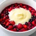Cremige Rote Grütze mit Vanillesauce - featured image