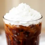cremiger Kaffee-Frappé mit Sahne - featured image
