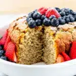 High-Protein Proteinkuchen mit frischen Beeren - featured image