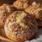 Knusprige Dinkelbrötchen mit Sonnenblumenkernen - featured image