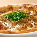 knuspriger Zwiebelkuchen mit Kümmel - featured image
