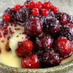 Rote Grütze mit Vanillesauce - featured image